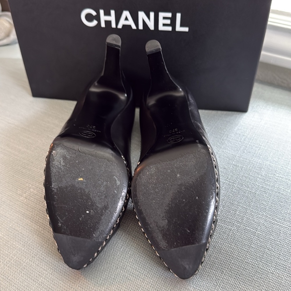 Gently worn Chanel platform pump - Picture 5 of 5